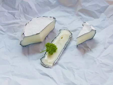 camembert faszén porban