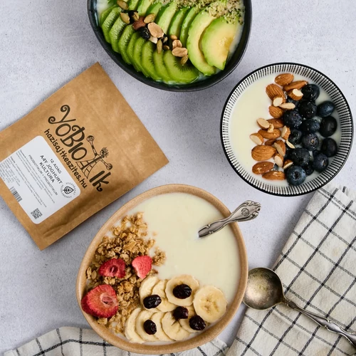 Növényi joghurt bowl gyümölcsökkel, müzlivel